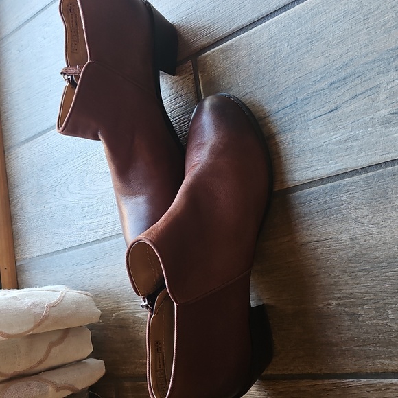 Vionic Jolene Ankle Boots - Picture 9 of 10